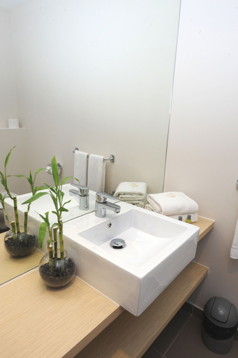 Bathroom 5, L'Hôtel du Centre, Nouméa