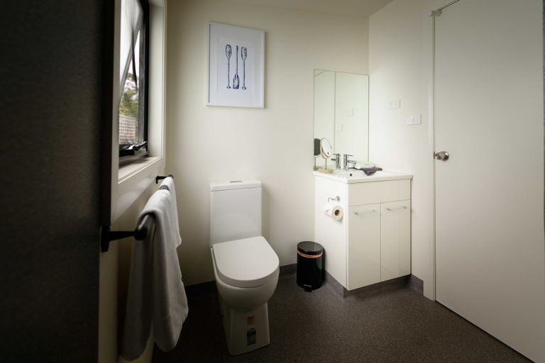 Bathroom 4, Georges Bay Apartments, Break O'Day