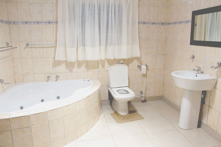 Bathroom 3, Furnace Lodge, Mangaung