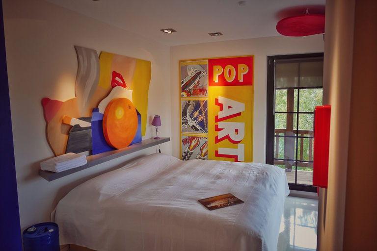 Bedroom 2, Road Stop Neandertal, Mettmann