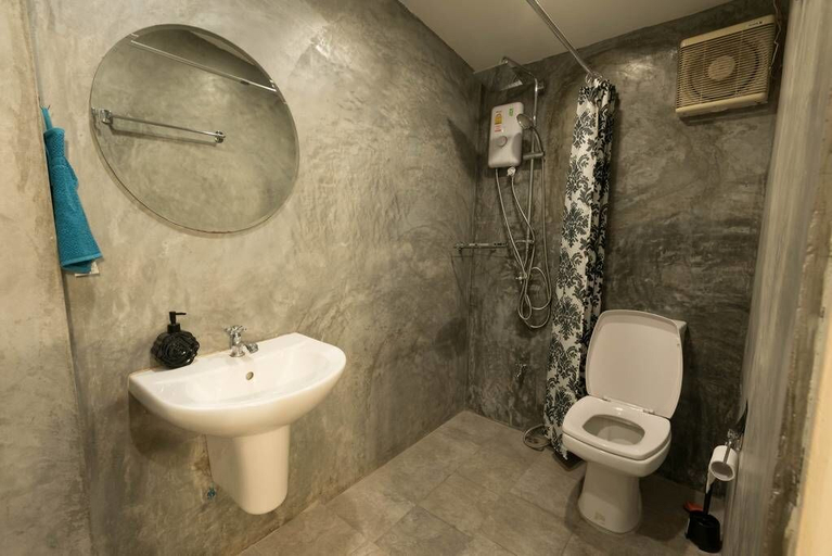 Bathroom 4, Vacation Townhome near BTS Ekamai, Wattana