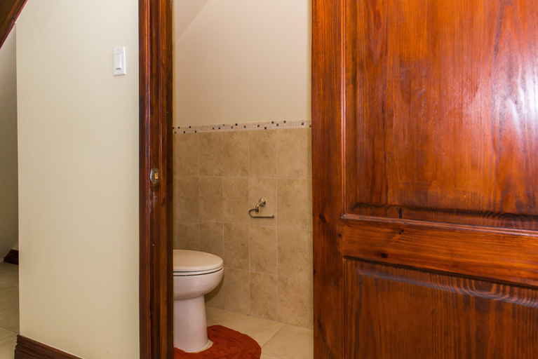 Bathroom 3, Kinsgton Modern Duplex Apartment with Pool