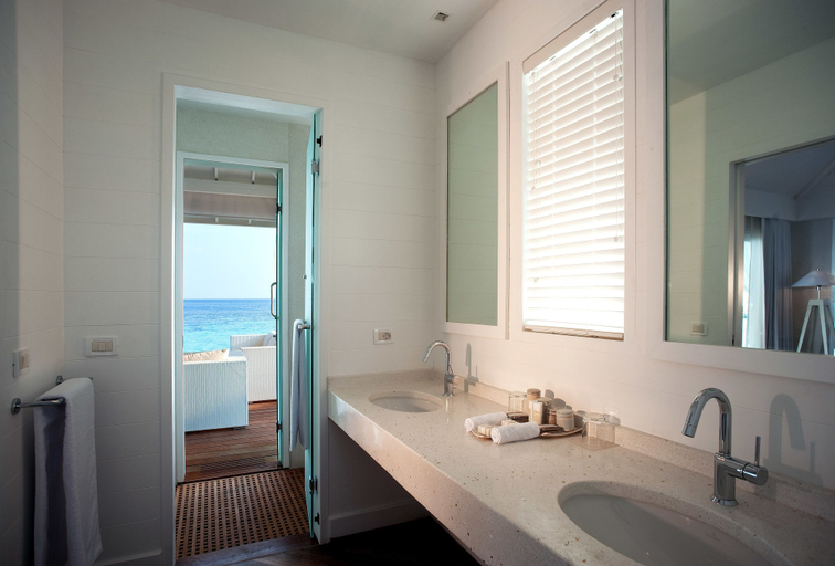 Bathroom 5, Diamonds Athuruga Maldives Resort & Spa, North Ari Atoll