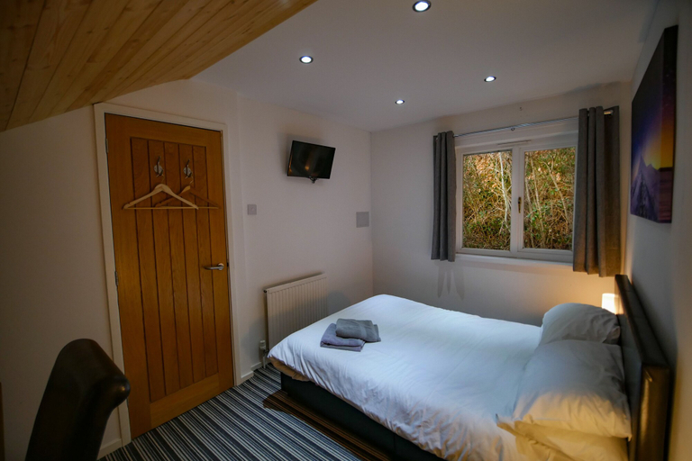 Bedroom 3, Waterfall Lodge, Rhondda, Cynon, Taff
