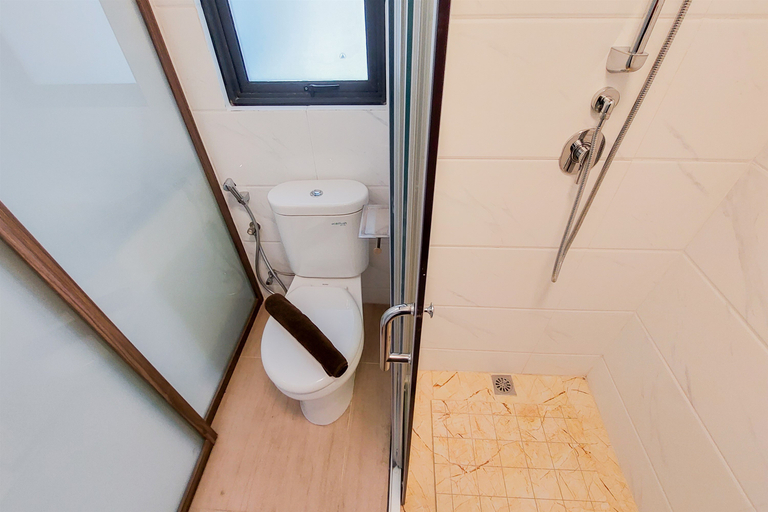 Bathroom, Stylish 2BR at Sky House BSD Apartment By Travelio, South Tangerang