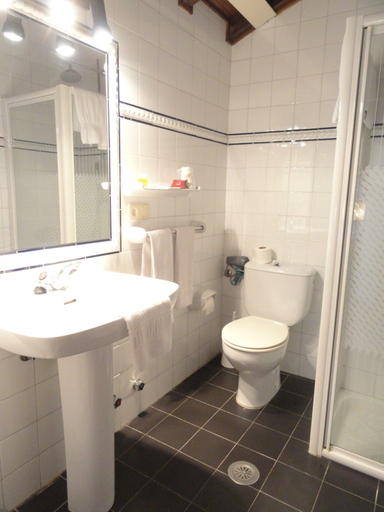 Bathroom 5, Hotel Peñalba, Asturias