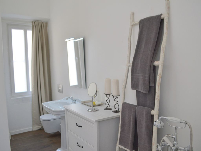 Bathroom 2, RH Aqueduto Lisbon House, Lisbon