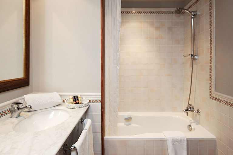 Bathroom 3, Torremirona Aparthotel Vila Birdie, Girona
