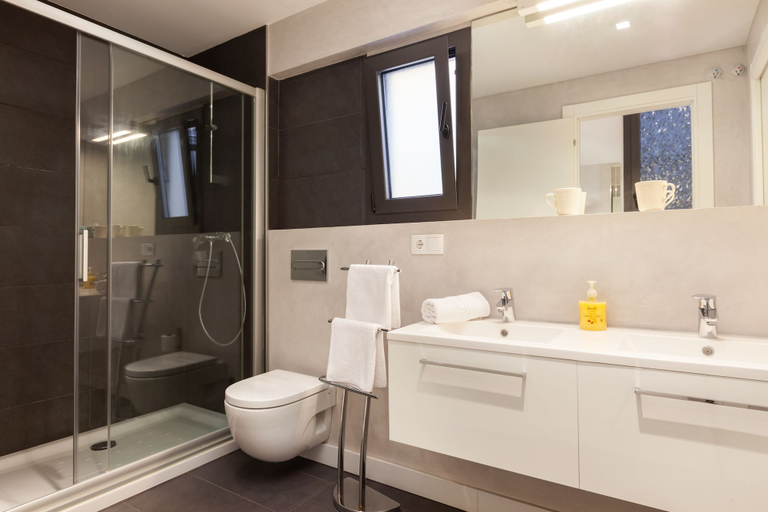 Bathroom 4, Akira Flats Urgell Apartment, Barcelona