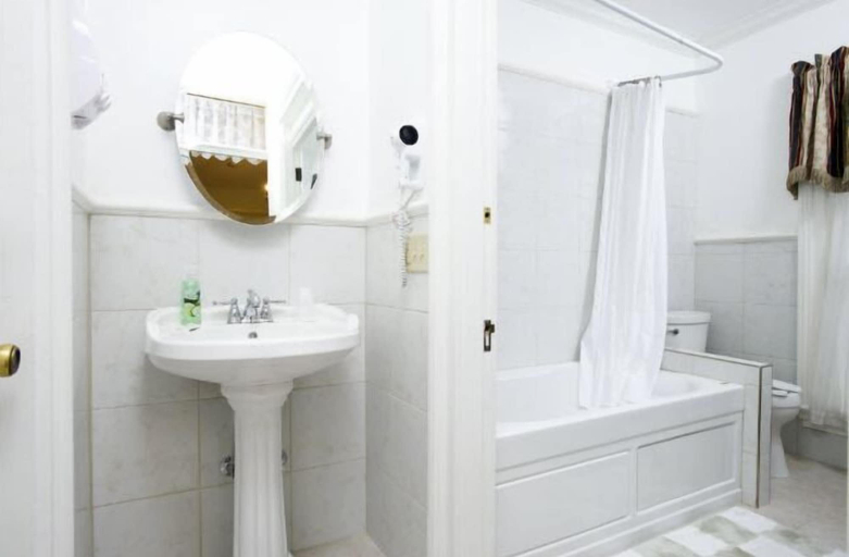 Bathroom 5, Inn 1854, Allen