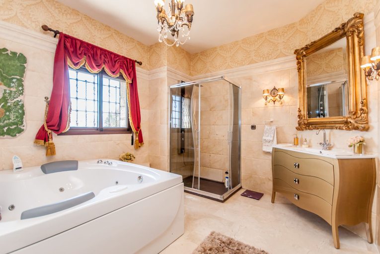 Bathroom 4, Cubo's Villa Dos Reyes, Málaga