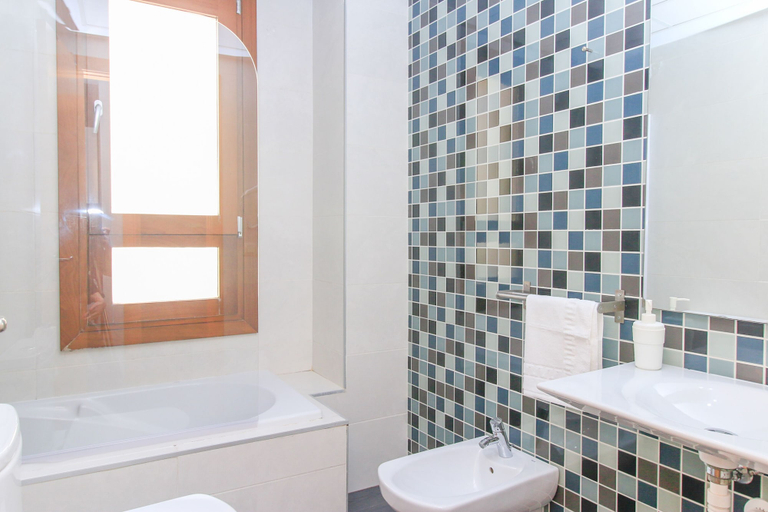 Bathroom 4, Tramontana Apartments, Valencia