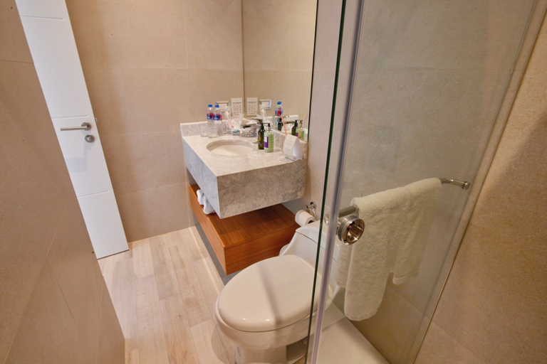 Bathroom 5, Karibao Resort Town, Playas