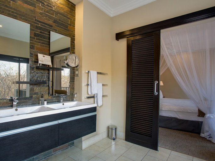 Bathroom 5, Shepherd's Tree Game Lodge, Bojanala