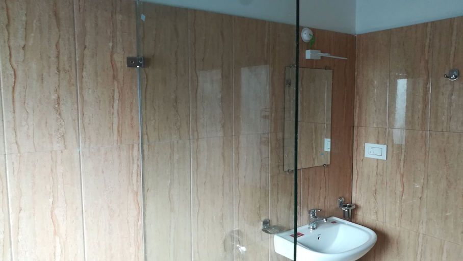 Bathroom 2, phutaspem residence, Chang