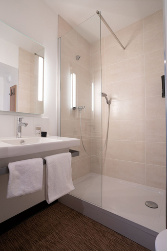 Bathroom 4, B&B HOTEL Poitiers Aeroport, Vienne