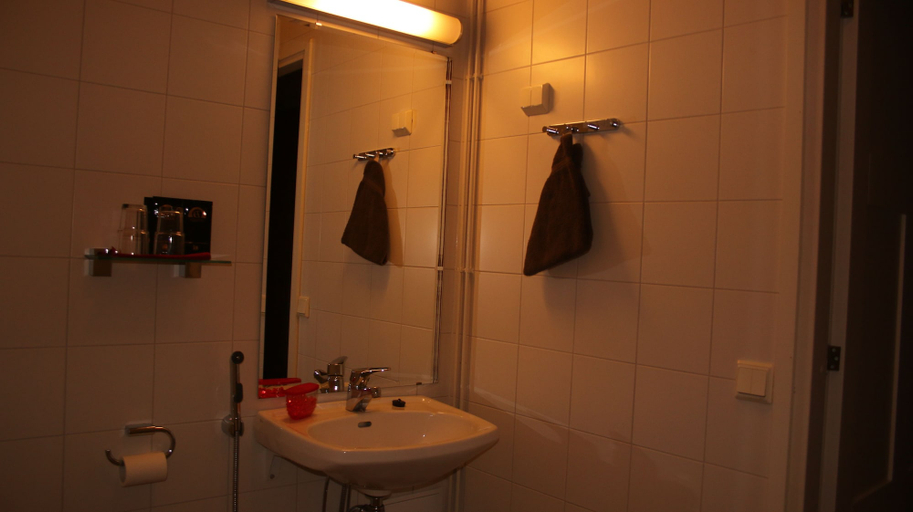Bathroom 3, Kartanohotelli Karhulan Hovi, Kymenlaakso