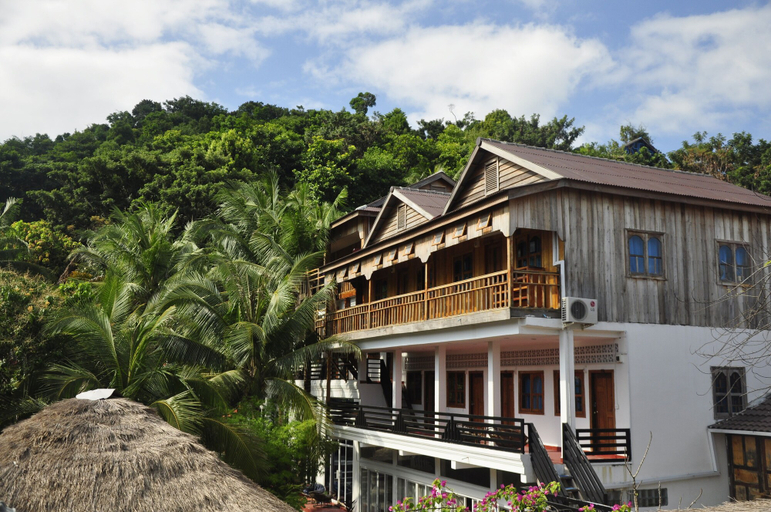Exterior & Views