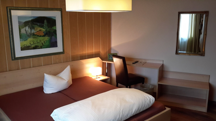 Bedroom 2, Hotel Garni Zur Krone, Roth