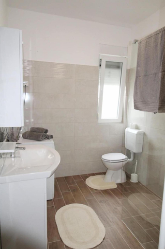Bathroom 3, Barbara's 3 Bedroom Apartment, Ližnjan