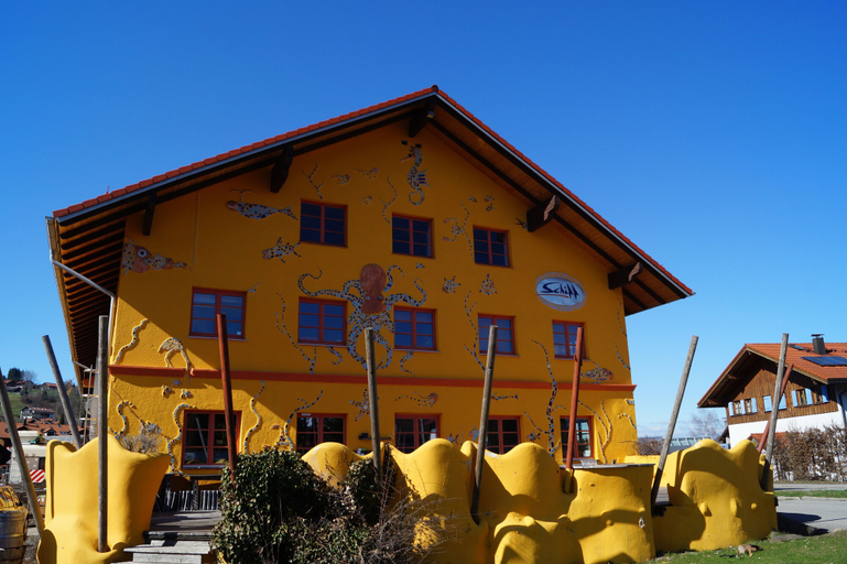 Exterior & Views