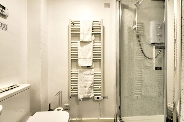 Bathroom, Stunning Studio Apartment Castle View, Edinburgh