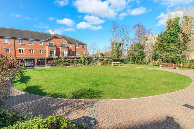 Exterior & Views 2, Central Spacious & Stylish Apartment, Oxfordshire