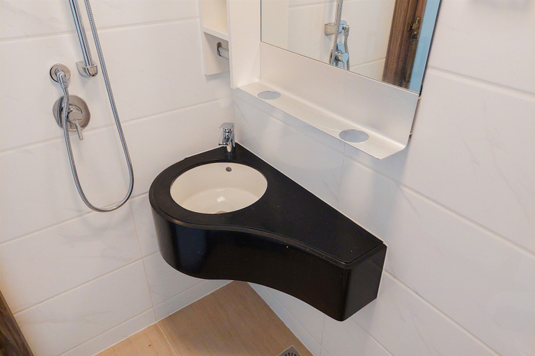 Bathroom 2, Modern Studio With Cozy Style At Sky House Bsd Apartment, Tangerang Selatan