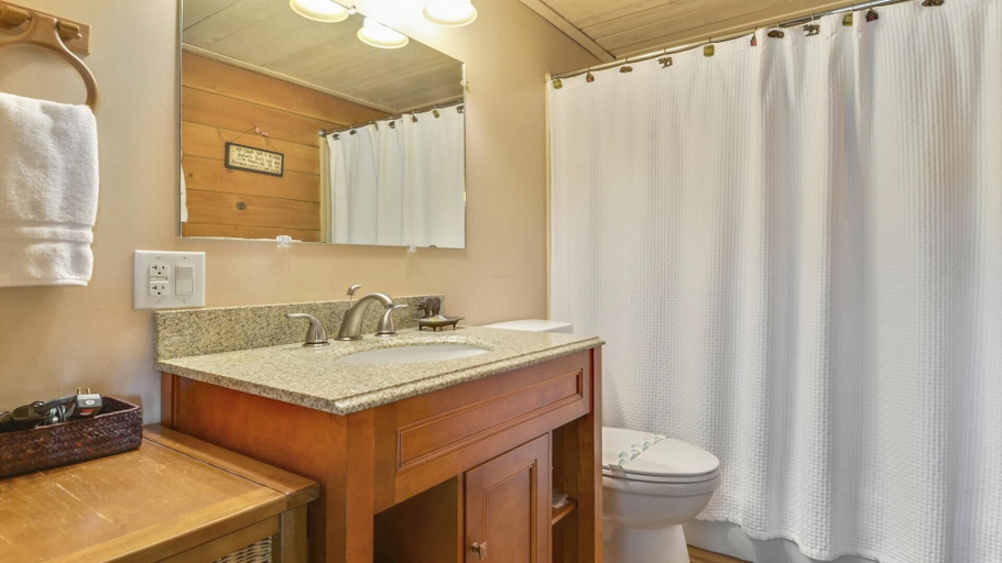 Bathroom 4, Cluster Cabin 26, Deschutes