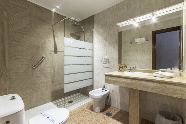 Bathroom 5, Hotel Gala, Cantabria