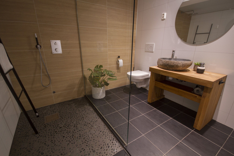 Bathroom 4, Unstad Arctic Surf, Vestvågøy