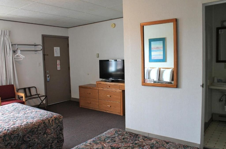 Bedroom 4, Budget Host Crestview Inn, Chippewa
