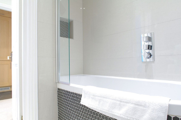 Bathroom 4, The London Agent Covent Garden, London