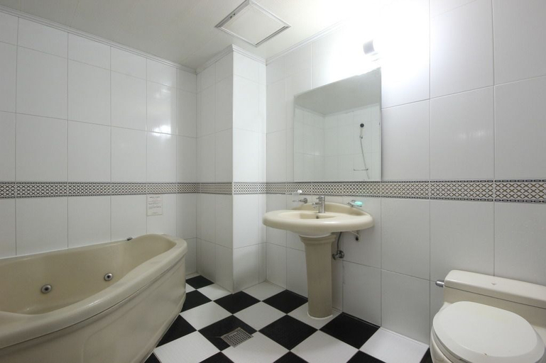 Bathroom 4, Utopia Motel, Gumi