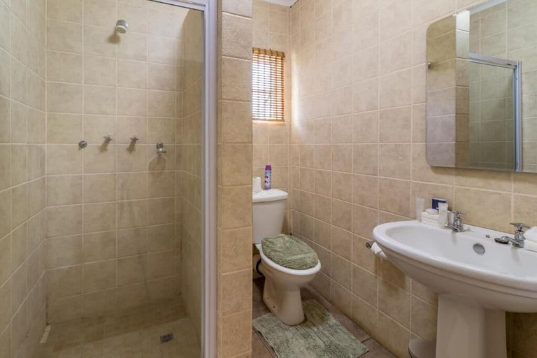Bathroom 3, Hoyo Hoyo Machadostud Lodge, Nkangala