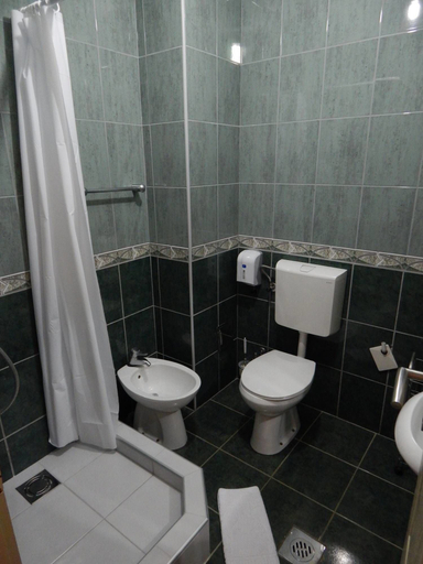 Bathroom 4, Contessa Apartments