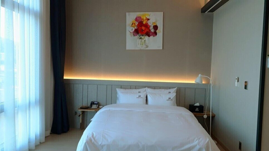 Bedroom 2, Tongyeong Bridge Hotel, Tongyeong