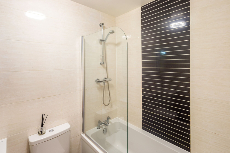 Bathroom 4, Stunning Shore Apartment with Balcony, Edinburgh