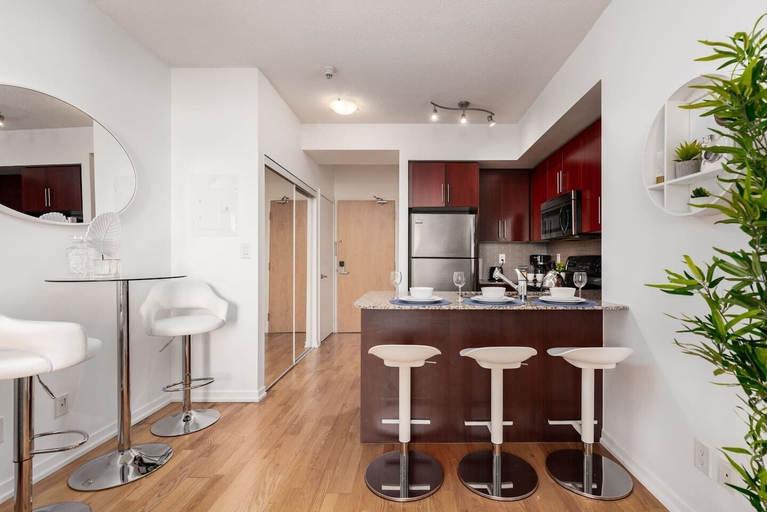 Others 4, Elegant & Modern 2-bedroom Condo, Toronto