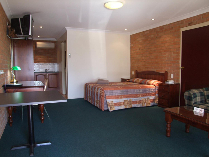Bedroom 2, Cobar Town and Country Motor Inn, Cobar