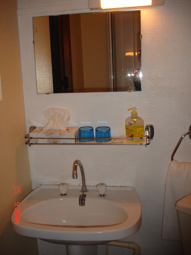 Bathroom 3, Hotel La Marmotte, Deux-Sèvres