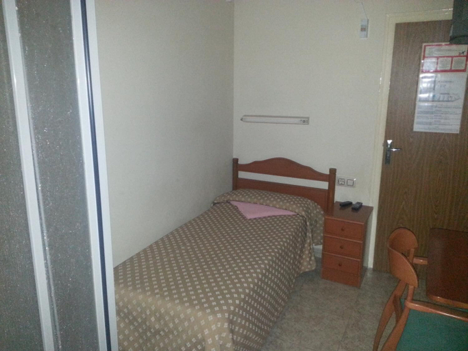 Bedroom 3, Hostal Isla Cristina Mataró, Barcelona