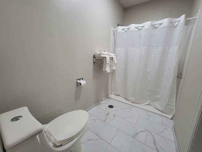 Bathroom 4, Best Inn Motel, Saline