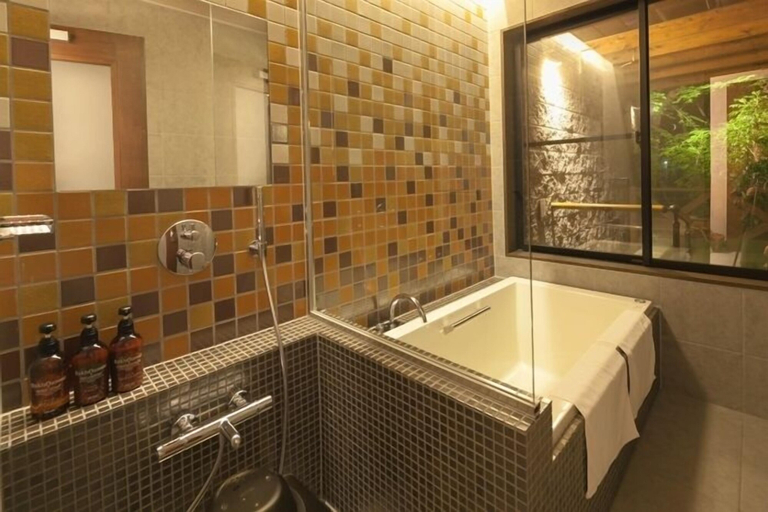 Bathroom 4, Ufufu, Izu