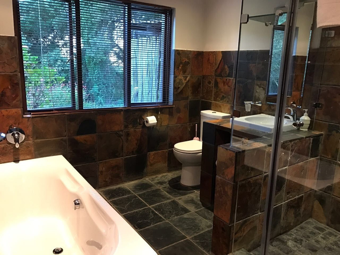 Bathroom 4, Clairewood, Eden