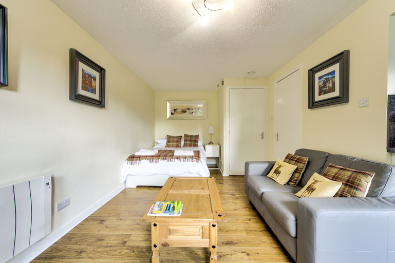 Others 3, Stunning Studio Apartment Castle View, Edinburgh