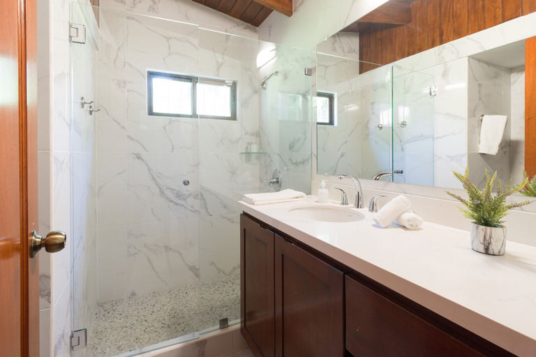 Bathroom 4, Casa Woodbine Beachfront House, Santa Cruz
