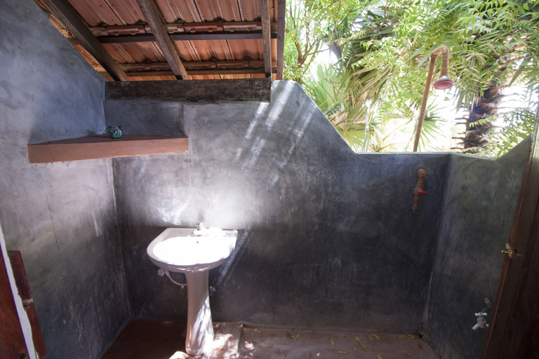 Bathroom 4, Hilltop Cabanas, Pothuvil