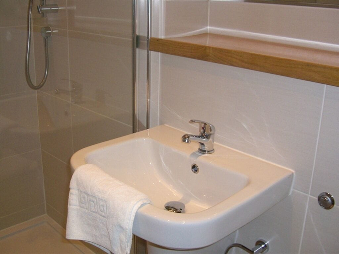 Bathroom 5, Ash Farm Country Guest House, Trafford