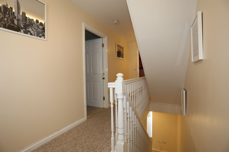 Others 5, Beautiful 4 beds Hillview House, London